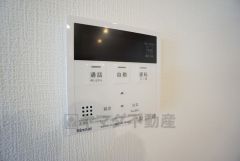 給湯器リモコンはキッチン横からボタンひとつで操作が楽々。通話ボタン付きでお子様とも会話ができて安心です。