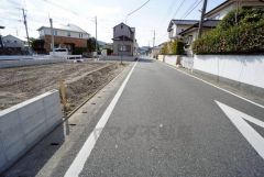 前面道路は北西側約6ｍ、南西側約4.5ｍ。