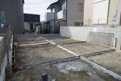 カースペースは停めやすい並列駐車2台付き。ご夫婦で1台ずつ所有できます＾＾ 前面道路は6ｍと駐車がスムーズにできます＾＾