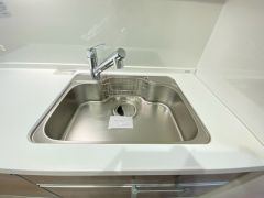 広々とした凸型シンクに洗剤ポケットを標準装備。大きなお鍋など洗いやすいです。洗剤や石鹸、スポンジもすっきりできる収納付き。