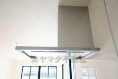 調理により発生する油煙や臭いを吸い込み、屋外へ排気してくれます。