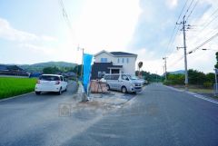 前面道路は大型車両の交通も少なく静かで快適な生活を送れます＾＾ 前面道路は6ｍ以上と駐車がスムーズにできます＾＾