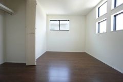 木目調のシンプルデザインで落ち着きと安らぎの空間に仕上げています。各部屋に収納が完備されているので、お荷物が多くなっても安心の設計です。