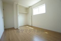 木目調のシンプルデザインで落ち着きと安らぎの空間に仕上げています。各部屋に収納が完備されているので、お荷物が多くなっても安心の設計です。