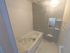 同仕様写真。1日の疲れを癒すくつろぎのバスルーム。足を伸ばしてもゆったりと入れるサイズです。お子様と一緒にお風呂に入っても狭くないですね^^