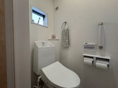 温水洗浄機付トイレです。節水機能もあるので、安心して使えますね。もちろん、1階2階の2ヶ所にトイレがあるので、忙しい朝にもゆとりができますね。