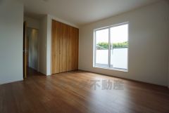 全居室にはたっぷり収納できる大型クローゼットを設置しています。窓には断熱性・保温性にすぐれ、省エネ効果のあるペアガラスを採用。冬には結露を防止します。