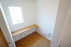 同仕様写真。洗面室には便利なカウンター付き。 家事の合間にちょっとした作業やPC利用も可能な多目的スペース＾＾