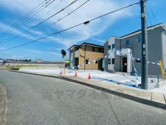 前面道路は6ｍ以上＾＾車をスムーズにお停めできます＾＾ カースペースは3台以上＾＾ご夫婦で車を1台ずつ所有でき便利です＾＾