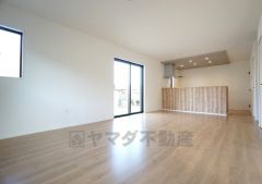 同仕様写真。家族が集まる開放的なリビング。約16帖の大空間で毎日のお食事が楽しみです＾＾思い思いの時間を過ごしたり、家族みんなで食事をしたり、素敵な団らんの場になりますね。