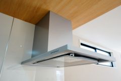 同仕様写真。調理により発生する油煙や臭いを吸い込み、屋外へ排気してくれます。