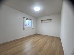 住む人のこだわりを活かす洋室＾＾日当たりがよく、寝室としての利用もおすすめ。広めのクローゼットもあり荷物もすっきり片付けれ、ゆとりのある暮らしが出来ます＾＾
