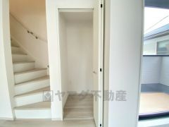 キッチン横パントリー収納。食器やキッチン用品、食料品の保存に便利です＾＾高さのある物もスッキリ収納できます＾＾