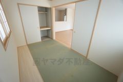 同仕様写真。リビングからの続き間として和室をご用意しました。普段はリビングとつなげて開放的なスペースとして。来客時には客間としてお使いいただけます。