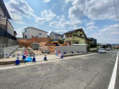 前面道路は公道北側約7.2ｍ。幅広いため、車の離合や駐車がスムーズです＾＾