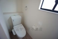 温水洗浄機付トイレです。節水機能もあるので、安心して使えますね。もちろん、1階2階の2ヶ所にトイレがあるので、忙しい朝にもゆとりができますね。