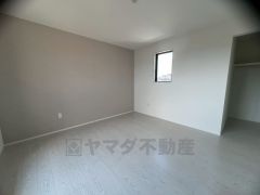 住む人のこだわりを活かす洋室＾＾日当たりがよく、寝室としての利用もおすすめ。広めのクローゼットもあり荷物もすっきり片付けれ、ゆとりのある暮らしが出来ます＾＾