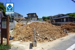 オール電化。並列駐車3台。スーパー・コンビニまで歩9分。 西鉄バス「梅大路」停まで徒歩9分。