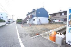 前面道路は、公道南東側約5ｍ、西側約5ｍ。幅広いため車の離合や駐車がスムーズです＾＾