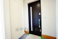 たっぷり収納できるシューズボックスです。家族全員の靴がきれいに整頓できます。棚の上にお花や写真を飾っても良いですね。