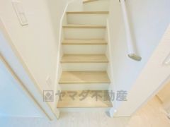 手すり付きの階段は、勾配も緩やかに設計されており、採光も十分に計算され、安全性を重視。