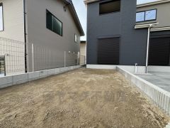 駐車スペースとは別にお庭もついております。広さも十分あるので、ガーデニングやBBQなど楽しみの増えるお庭です＾＾