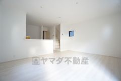 家族が集まる開放的なリビング。思い思いの時間を過ごしたり、家族みんなで食事をしたり、素敵な団らんの場になりますね。