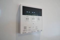 給湯器リモコンはキッチン横からボタンひとつで操作が楽々。通話ボタン付きでお子様とも会話ができて安心です。