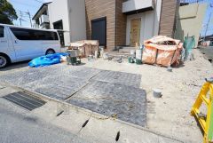 カースペースは停めやすい並列駐車2台付き。 前面道路は交通量が少なく小さなお子様がいるご家庭も安心です＾＾
