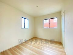 明るい洋室です。ナチュラル色のフローリングで開放的な優しい雰囲気になっています＾＾ベッドや机、ＴＶを置いてもゆとりのある広さです。