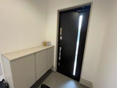 たっぷり収納できるシューズボックスです。家族全員の靴がきれいに整頓できます。棚の上にお花や写真を飾っても良いですね。