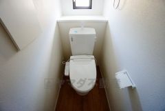 同仕様写真。温水洗浄機付トイレです。節水機能もあるので、安心して使えますね。もちろん、1階2階の2ヶ所にトイレがあるので、忙しい朝にもゆとりができますね。