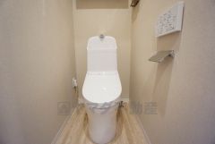 温水洗浄機付トイレです。節水機能もあるので、安心して使えますね。