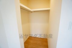 収納力豊富なウォークインクローゼット付き。洋服や小物などを1箇所にまとめて美しい収納を実現します。