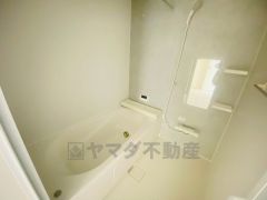 1日の疲れを癒すくつろぎのバスルーム。足を伸ばしてもゆったりと入れるサイズです。お子様と一緒にお風呂に入っても狭くないですね^^