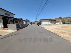 現地（2026年4月）撮影。前面道路は広く、車同士がすれ違うスペースが十分にあります。落ち着いた住宅地内で快適な生活を実現してみませんか＾＾