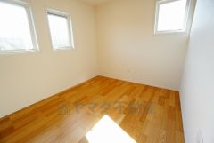 全居室にはたっぷり収納できる大型クローゼットを設置しています。窓には断熱性・保温性にすぐれ、省エネ効果のあるペアガラスを採用。冬には結露を防止します。