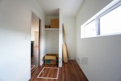 洗濯やアイロン掛け、住まいの補修や日々の事務的な作業など、家事作業を効率的に行うための部屋として便利です＾＾