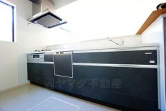 対面式カウンターキッチンでお子様の様子が見守れます。カウンタートップは耐熱性に優れており、日ごろのお掃除もふき取るだけでＯＫ。ステンレスシンクも簡単にお掃除できますよ。