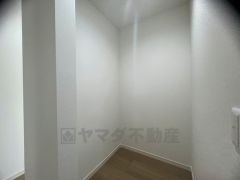 収納力豊富なウォークインクローゼット付き。洋服や小物などを1箇所にまとめて美しい収納を実現します。