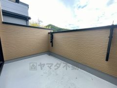 幅広のインナーバルコニーは洗濯物を守りやすく、眩しすぎる日差しも和らげます。