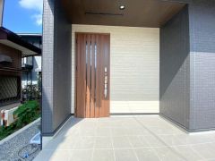 ブラウントーンの玄関扉＾＾奥まって設置されており、雨にも濡れにくくなっています。