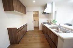 カウンターキッチンで、ご家族と会話をしながら調理ができます。カップボード付きなので食器をすっきり収納＾＾