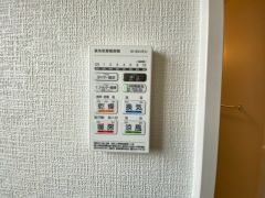 雨の日の洗濯も安心できる浴室暖房乾燥機付き浴室。リモコンで操作もボタン1つで簡単。 浴室暖房乾燥機には、暖房、乾燥、涼風、換気の4つの機能が付いています。タイマー付きです。