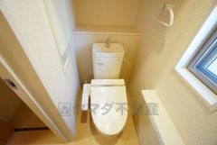 温水洗浄機付トイレです。節水機能もあるので、安心して使えますね。もちろん、1階2階の2ヶ所にトイレがあるので、忙しい朝にもゆとりができますね。