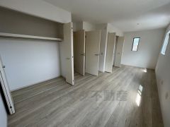住む人のこだわりを活かす洋室＾＾日当たりがよく、寝室としての利用もおすすめ。
