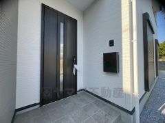 ブラックトーンの玄関扉＾＾外壁とマッチングしていてかっこいいですね＾＾家の顔となる玄関扉がかっこいいと、たくさんの人を招き入れたくなりますね＾＾