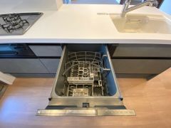 食事の後の手間を解消する食器洗い乾燥機を標準装備。手洗いよりも断然節約でき、節水で自然にもやさしいです。