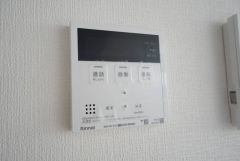 給湯器リモコンはキッチン横からボタンひとつで操作が楽々。通話ボタン付きでお子様とも会話ができて安心です。