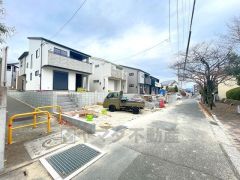 前面道路は、公道南東側約7ｍ。幅広く車の離合もスムーズです＾＾